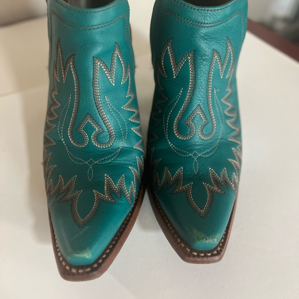 Women’s Ariat Dixon Bootie, stack heel, snip toe. 7.5
